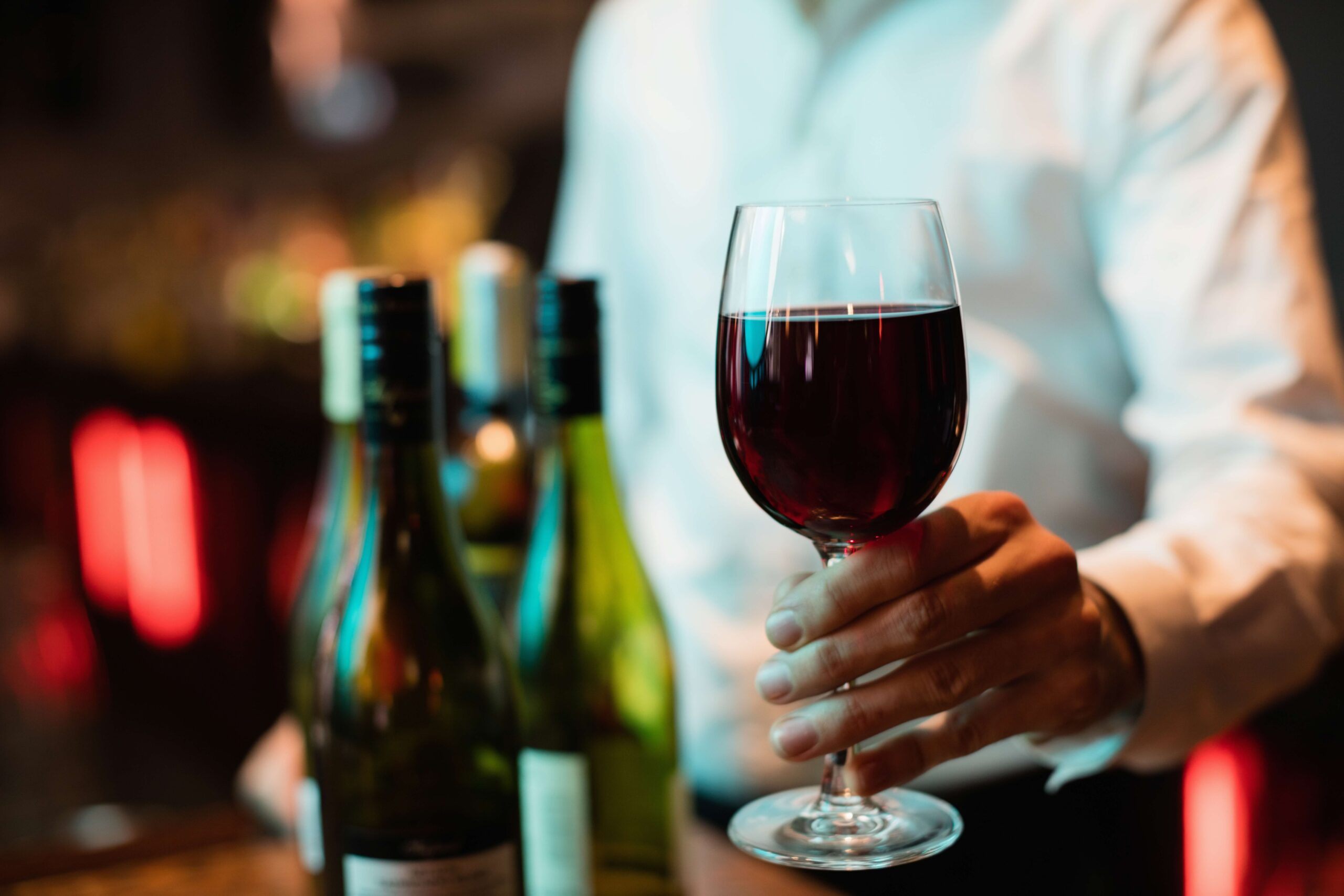 Vinhos importados mais baratos perdem espaço com inflação, enquanto rótulos premium avançam