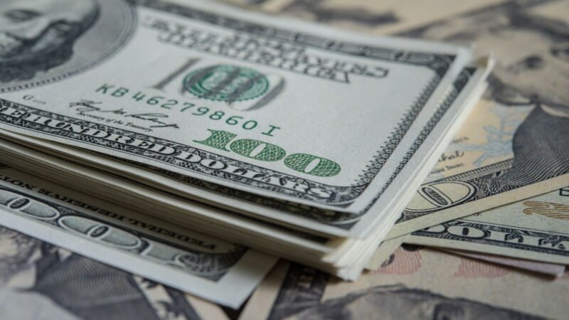 Dólar abre em queda, com redução das tensões no Oriente Médio