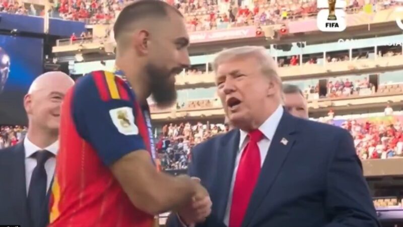 Atacante da Espanha passa rápido por Trump em premiação pelo título da Copa; veja vídeo
