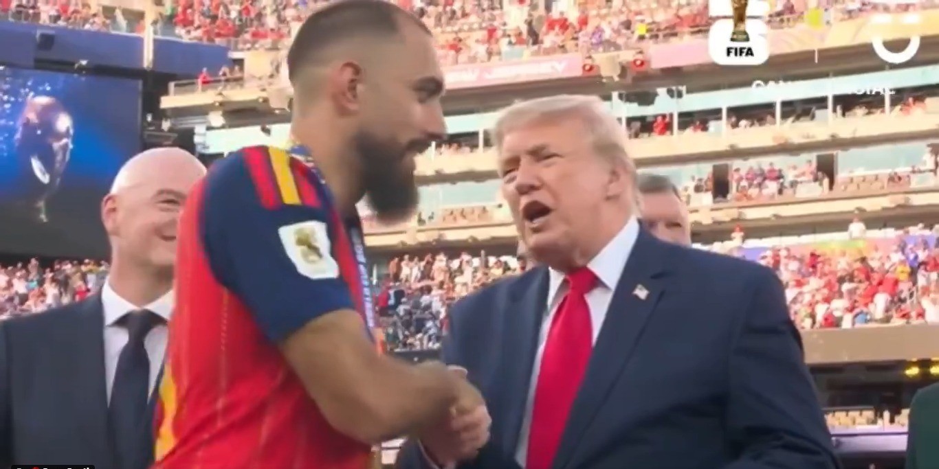 Atacante da Espanha passa rápido por Trump em premiação pelo título da Copa; veja vídeo