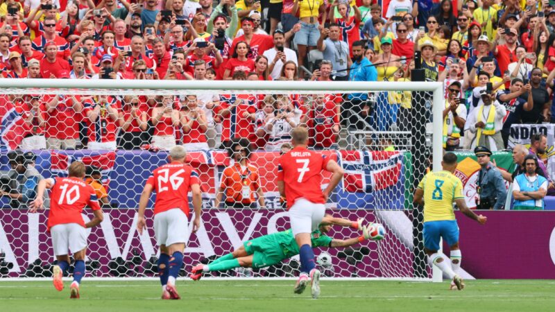 Bruno Guimarães repete Zico e é o quarto jogador a perder pênalti pelo Brasil em Copa do Mundo