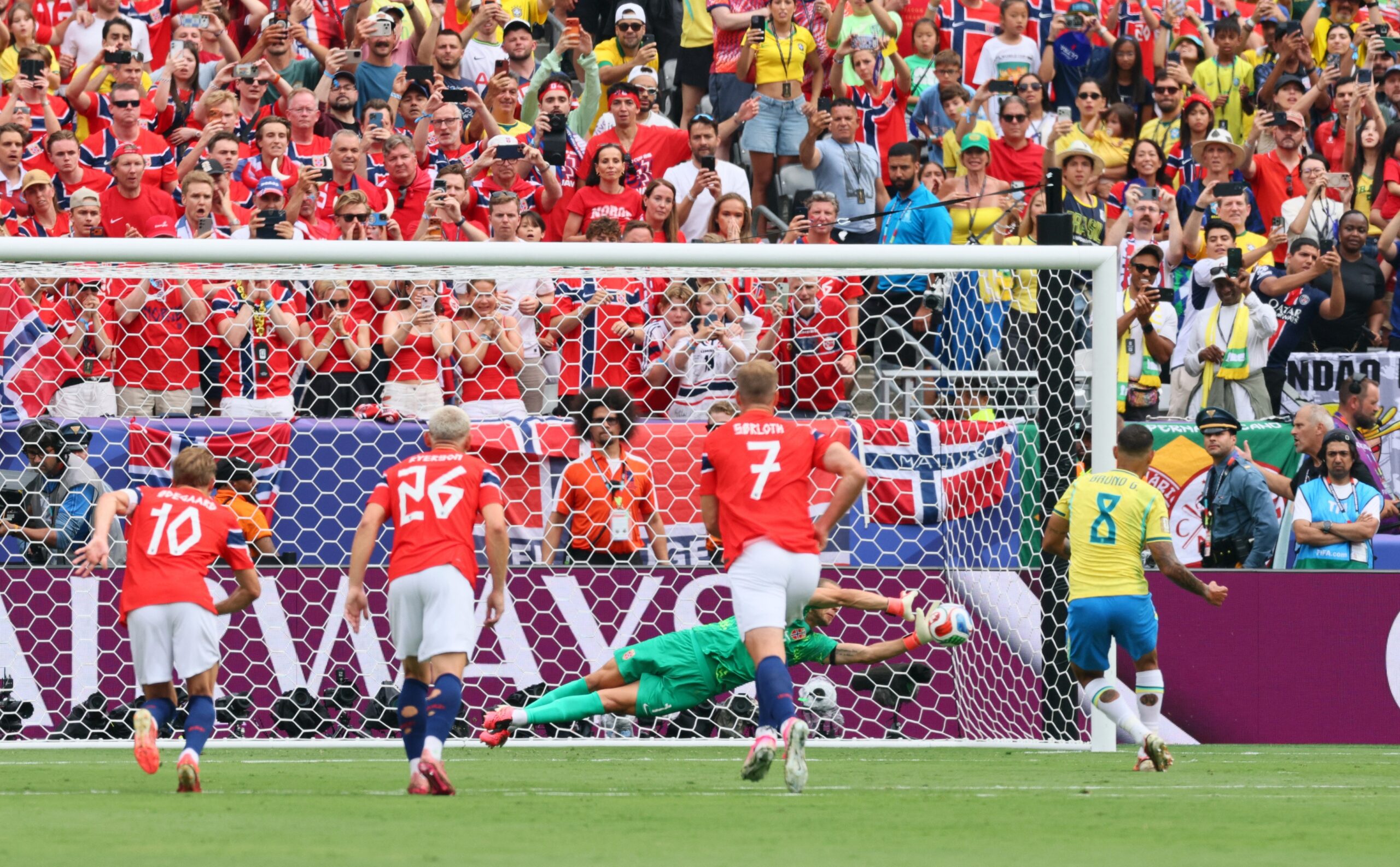 Bruno Guimarães repete Zico e é o quarto jogador a perder pênalti pelo Brasil em Copa do Mundo