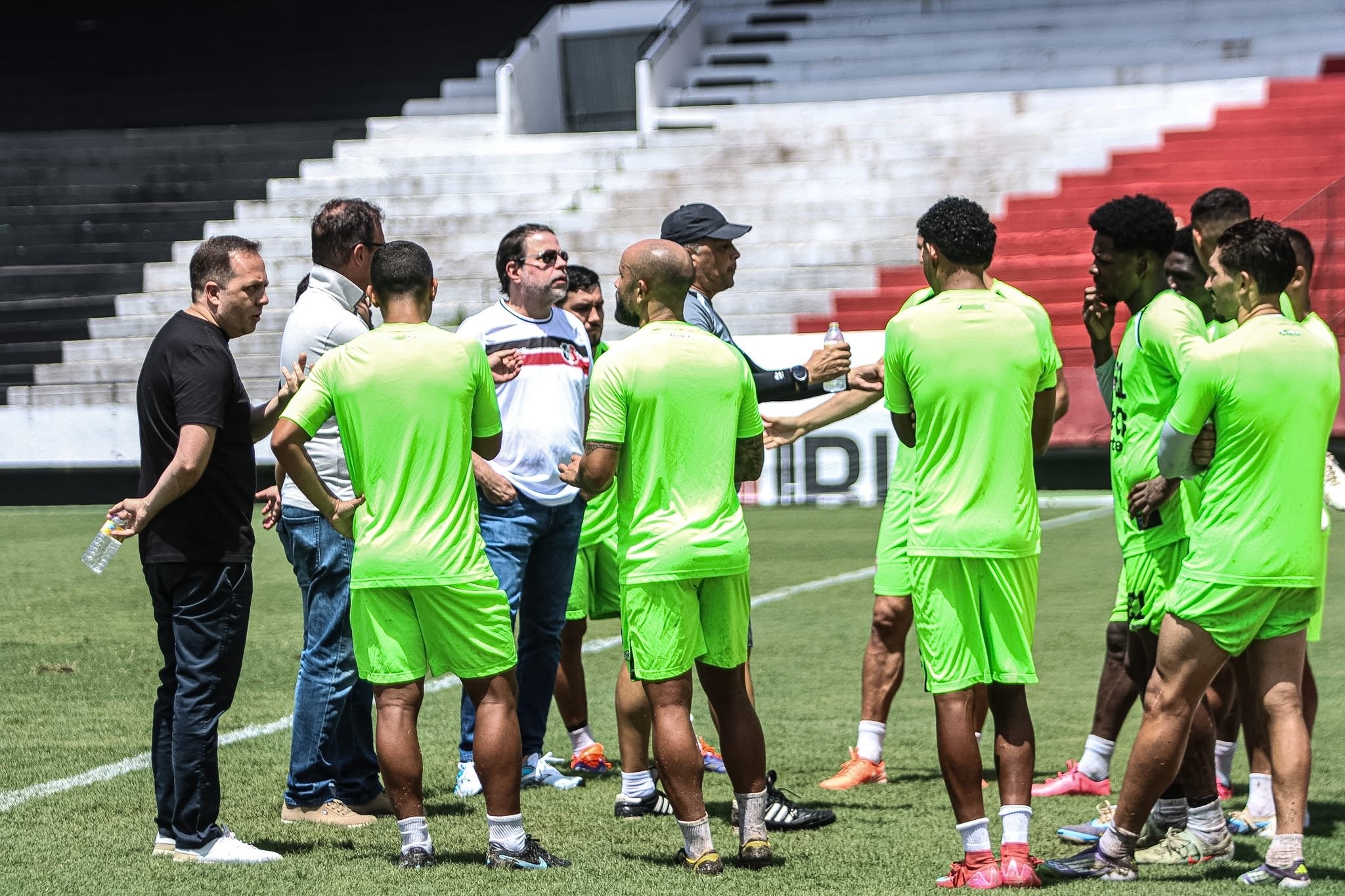 Reunião sobre atrasos salariais cancela treino do Santa Cruz a dois dias de jogo contra o Ituano