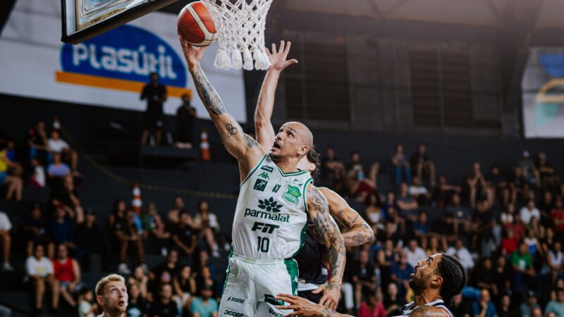 Ídolo do basquete brasileiro, Alex Garcia renova com o Bauru aos 46 anos