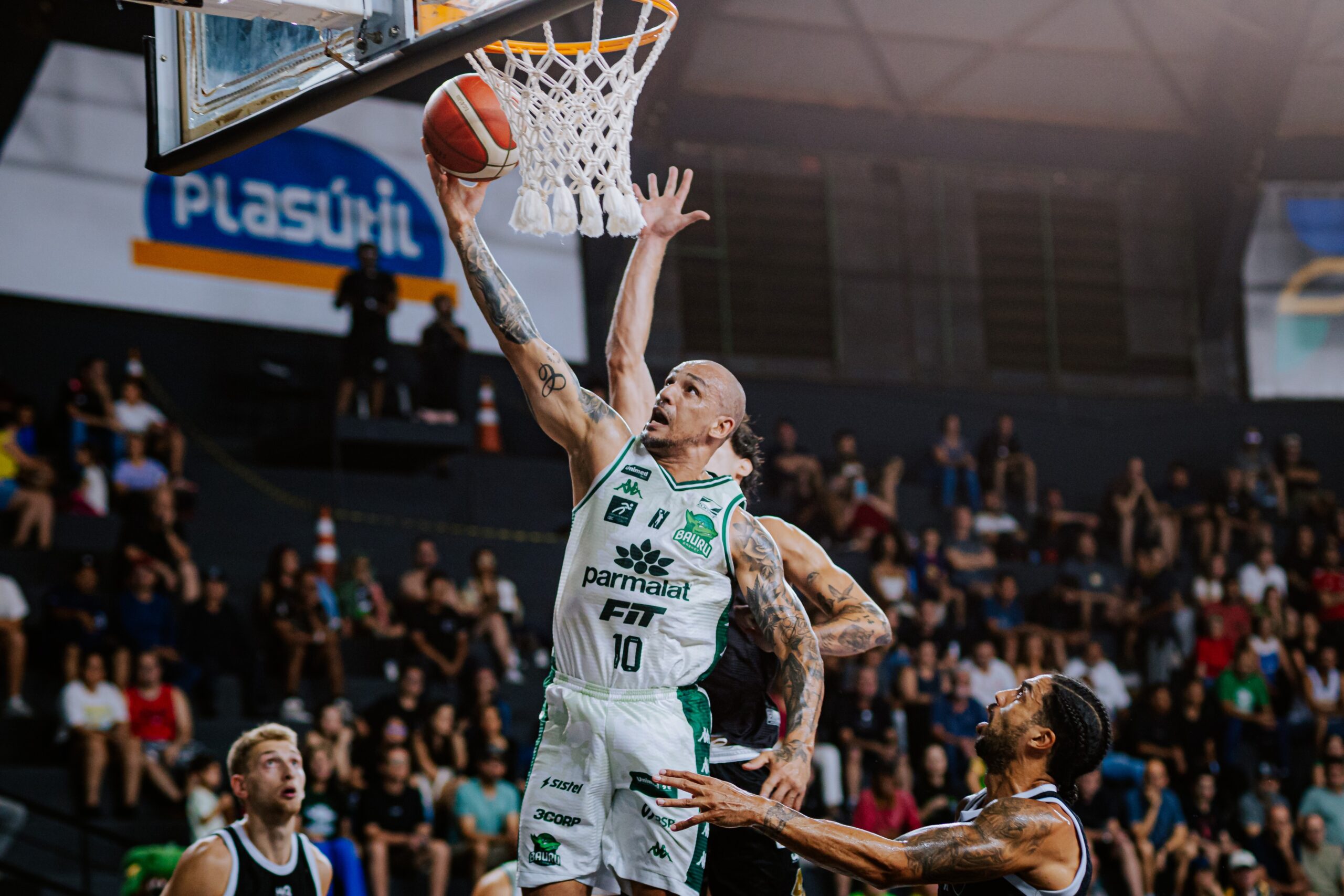 Ídolo do basquete brasileiro, Alex Garcia renova com o Bauru aos 46 anos