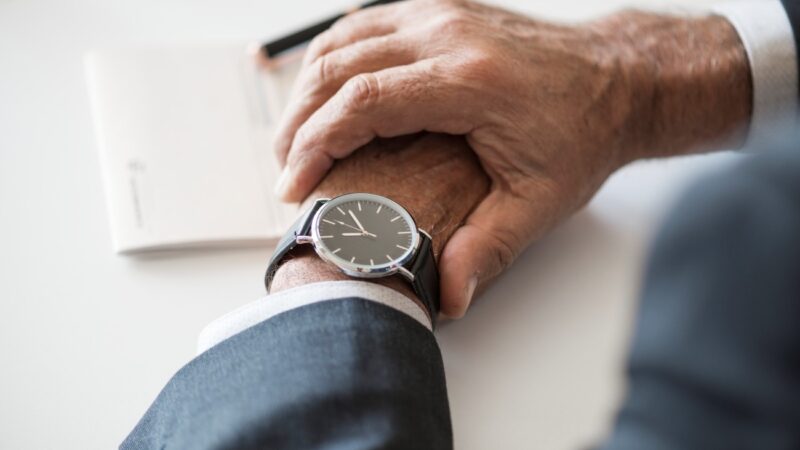 Justa causa por trabalhar 4 minutos a mais: quando fazer hora extra pode virar motivo de demissão?