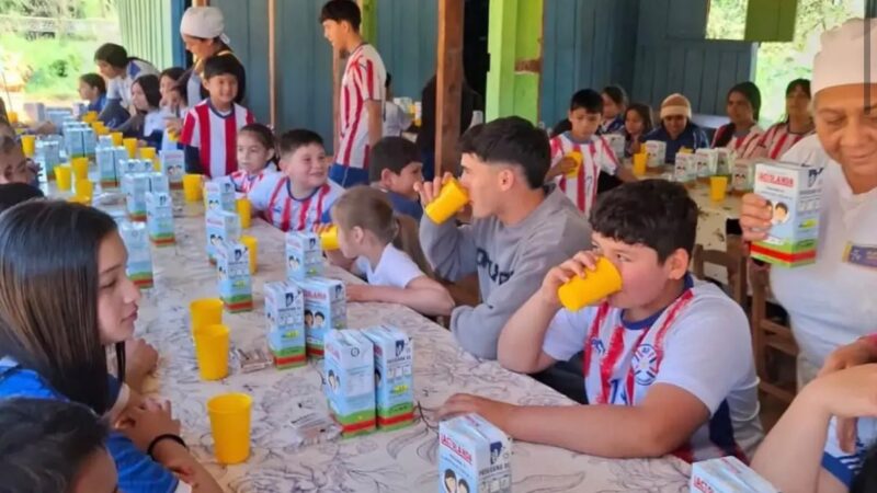 Sosa, do Palmeiras, visita escola onde estudou e participa de recreio com crianças no Paraguai