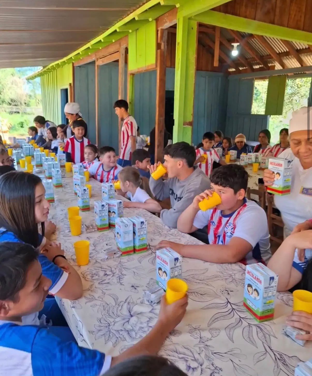 Sosa, do Palmeiras, visita escola onde estudou e participa de recreio com crianças no Paraguai