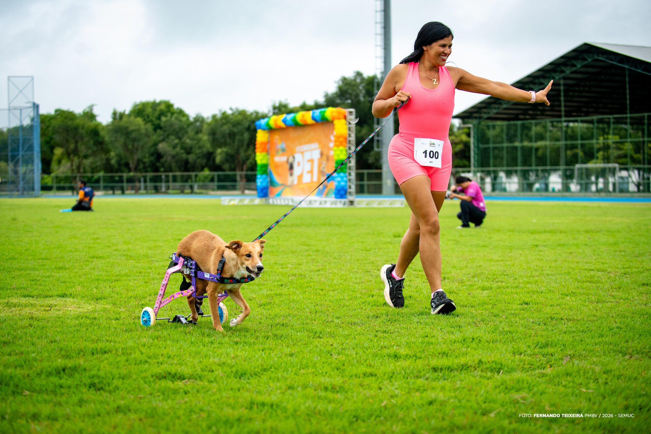 ‘Sobrevivente’: cadela supera limitações e participa de corrida pet, em Boa Vista