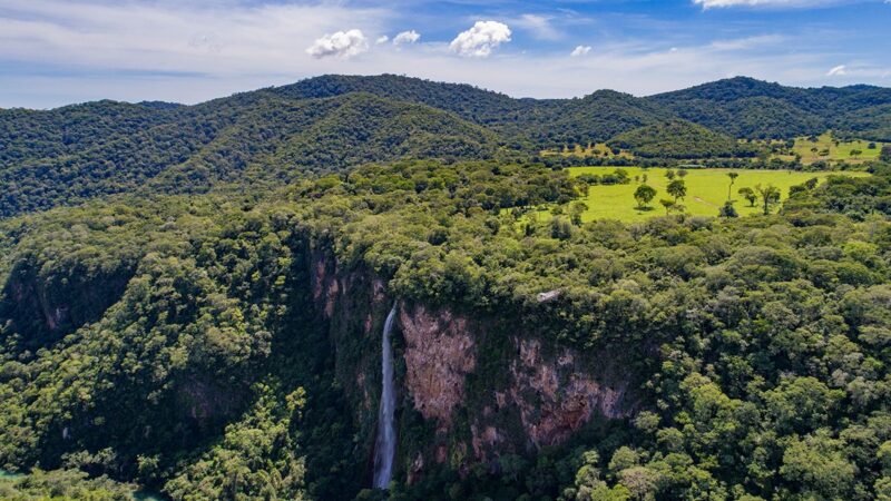 Cachoeiras, cânion e serras abrigam o maior rapel do Brasil