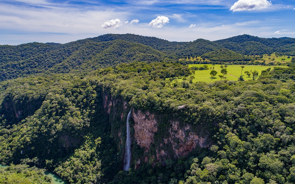 Cachoeiras, cânion e serras abrigam o maior rapel do Brasil