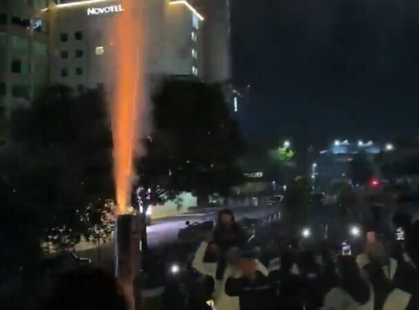 Torcedores mexicanos levam banda e fazem foguetório em frente ao hotel da Inglaterra; veja