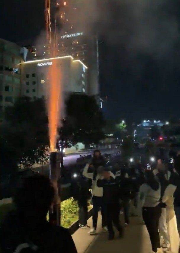 Torcedores mexicanos levam banda e fazem foguetório em frente ao hotel da Inglaterra; veja