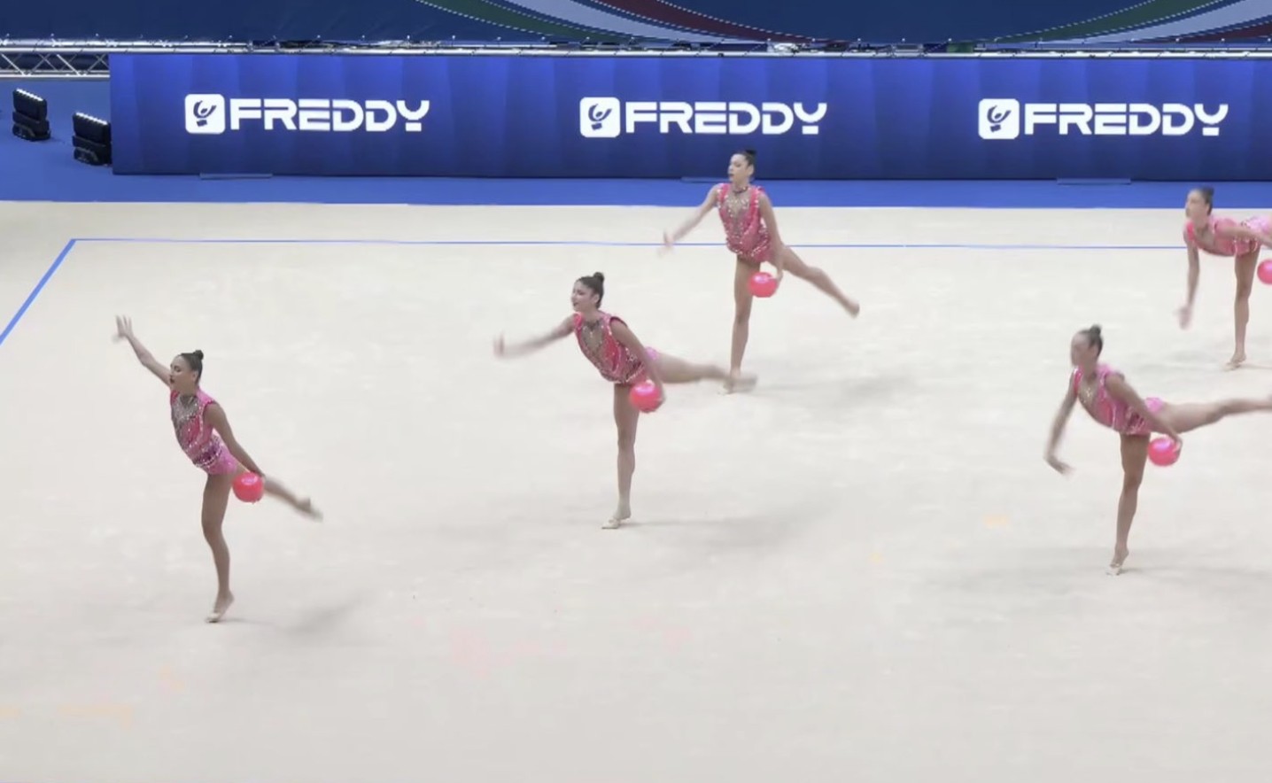 Brasil se destaca nas cinco bolas e vai à final da Copa do Mundo de ginástica rítmica em Milão