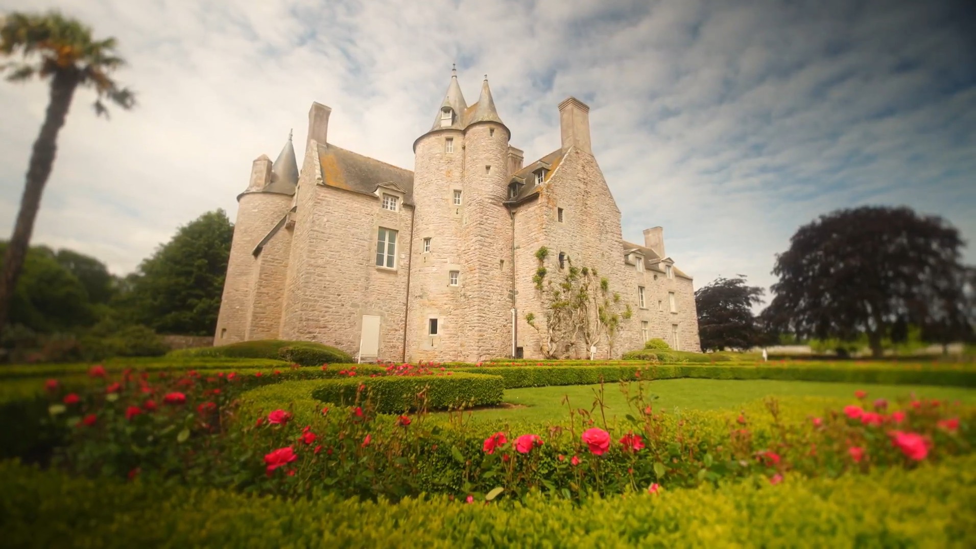 Já imaginou herdar um castelo? Família francesa revela reação ao descobrir herança: ‘Eu disse não por um ano’