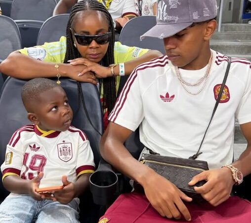 Yamal comemora classificação da Espanha para a final da Copa do Mundo com a família