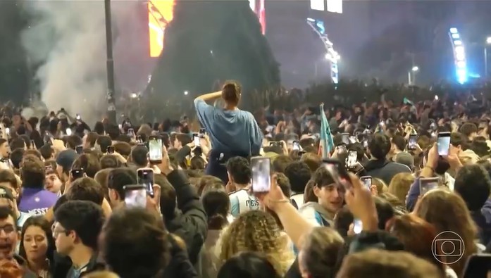 Multidão em Buenos Aires comemora classificação da Argentina à final da Copa