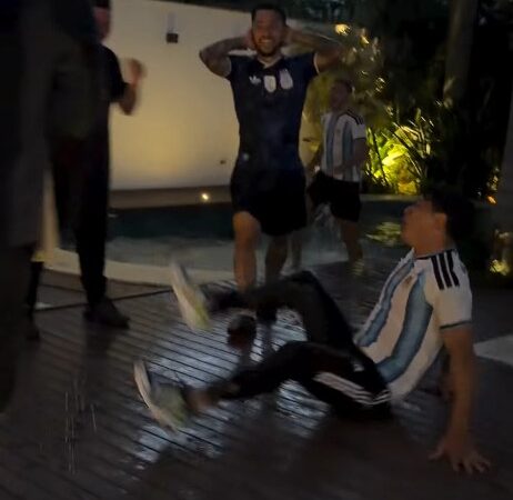 Germán Cano vai à loucura com classificação da Argentina para a final e pula na piscina de roupa