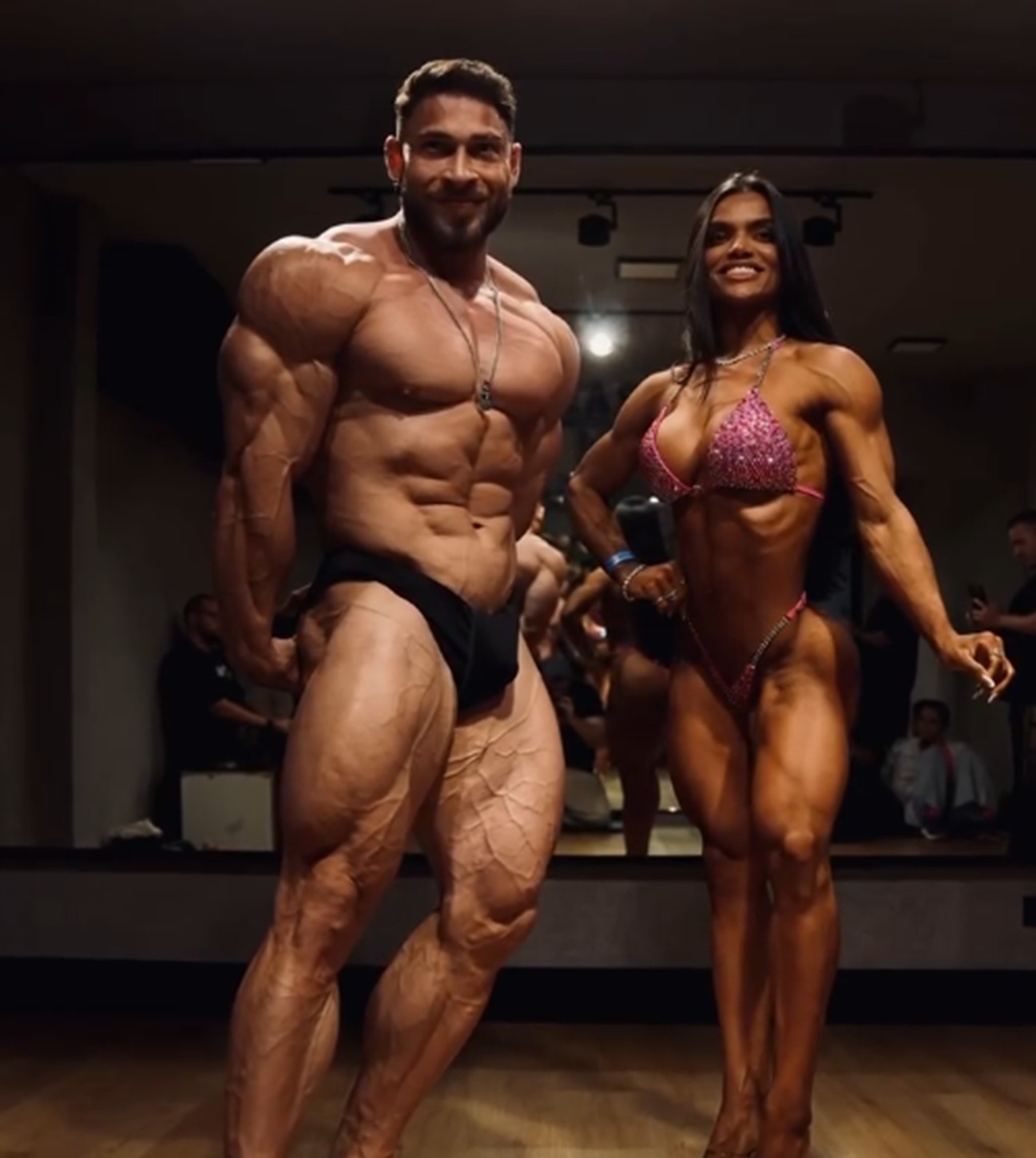 Ramon Dino e esposa ensaiam poses juntos antes de evento em Curitiba; veja vídeo
