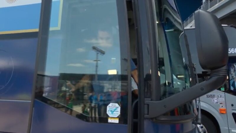 Porta do ônibus da Argentina emperra na chegada ao estádio e web reage: “Sinal que vai dar ruim”