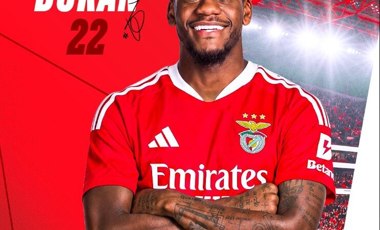Jhon Durán acerta com o Benfica e chega ao sexto clube em três anos