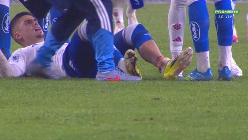 Atacante do Cruzeiro, Gabriel Pec se pronuncia após lesão grave na perna esquerda