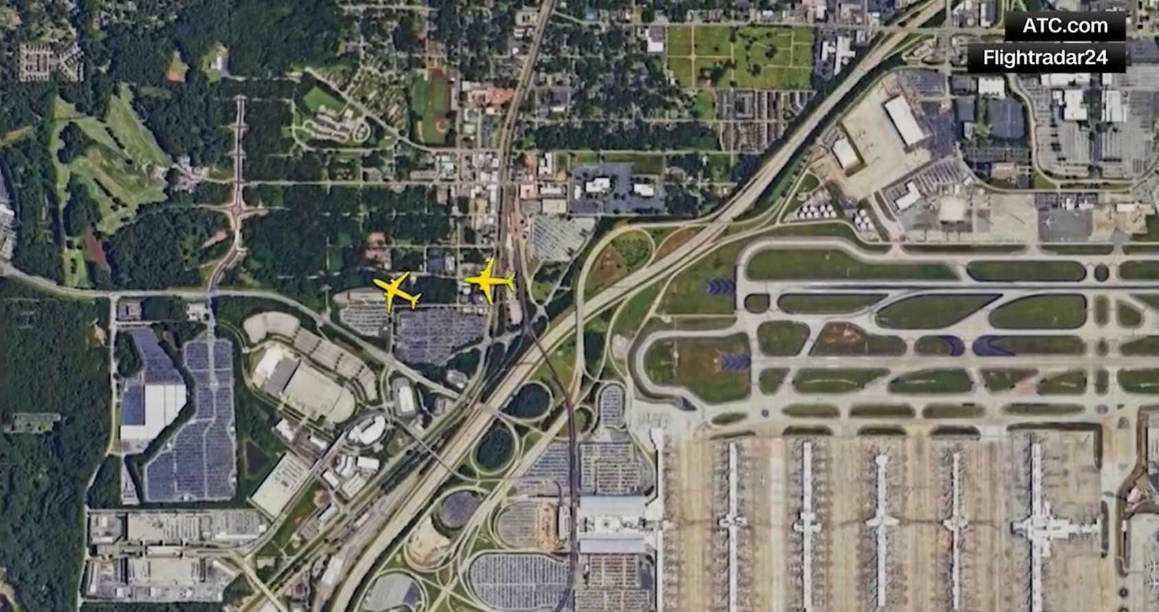 Dois aviões da Delta Airlines ficam em rota de colisão durante operação em aeroporto; uma aeronave tentava pousar enquanto outra decolava