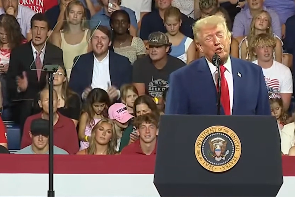 VÍDEO: jovem zomba e faz caretas durante discurso de Trump em comício nos EUA