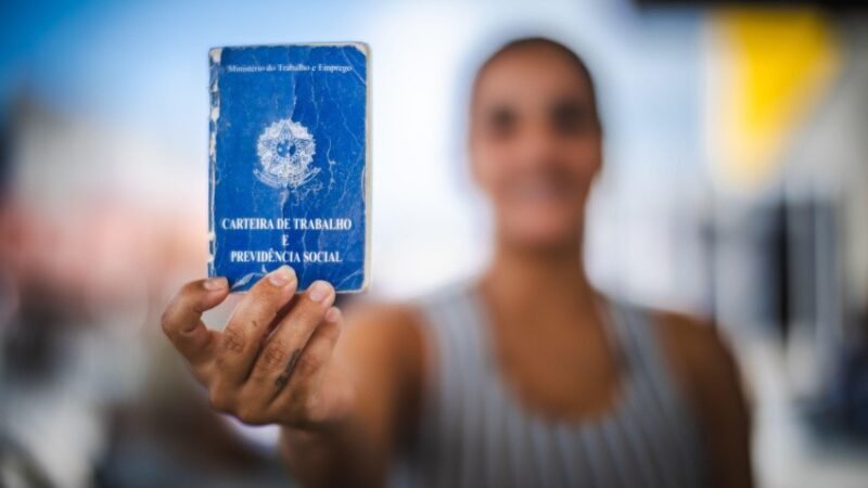 Desemprego fica em 5,4% no trimestre até junho, diz IBGE