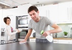 Como tirar gordura dos armários da cozinha sem estragar a madeira