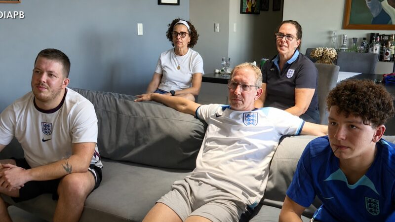 Copa do Mundo: pai inglês e filhos brasileiros sofrem com queda da Inglaterra diante da Argentina