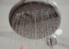 Pouca pressão no chuveiro? Veja as causas mais comuns e como resolver