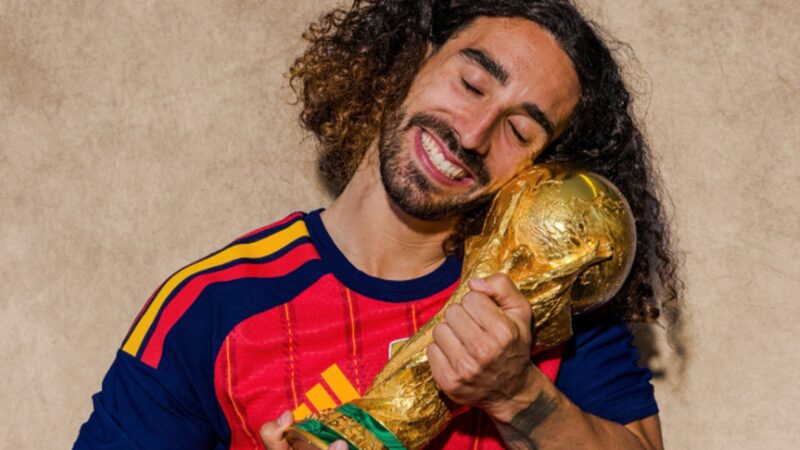 É #FAKE que Cucurella carregou taça da Copa em saco de plástico; trata-se de réplica de Lego