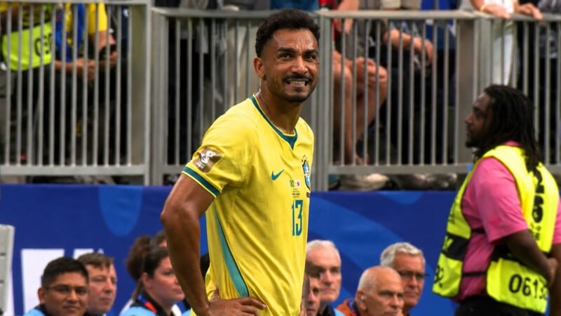 Delegação da Seleção desembarca no Rio com apenas um jogador após eliminação na Copa