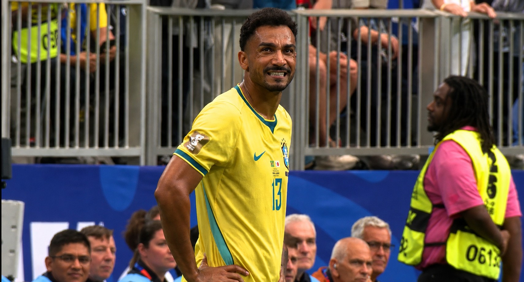 Delegação da Seleção desembarca no Rio com apenas um jogador após eliminação na Copa