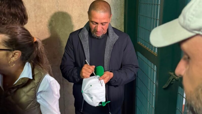 Roberto Carlos vê sobrinho jogar no mesmo clube que o revelou: “Lembranças boas”