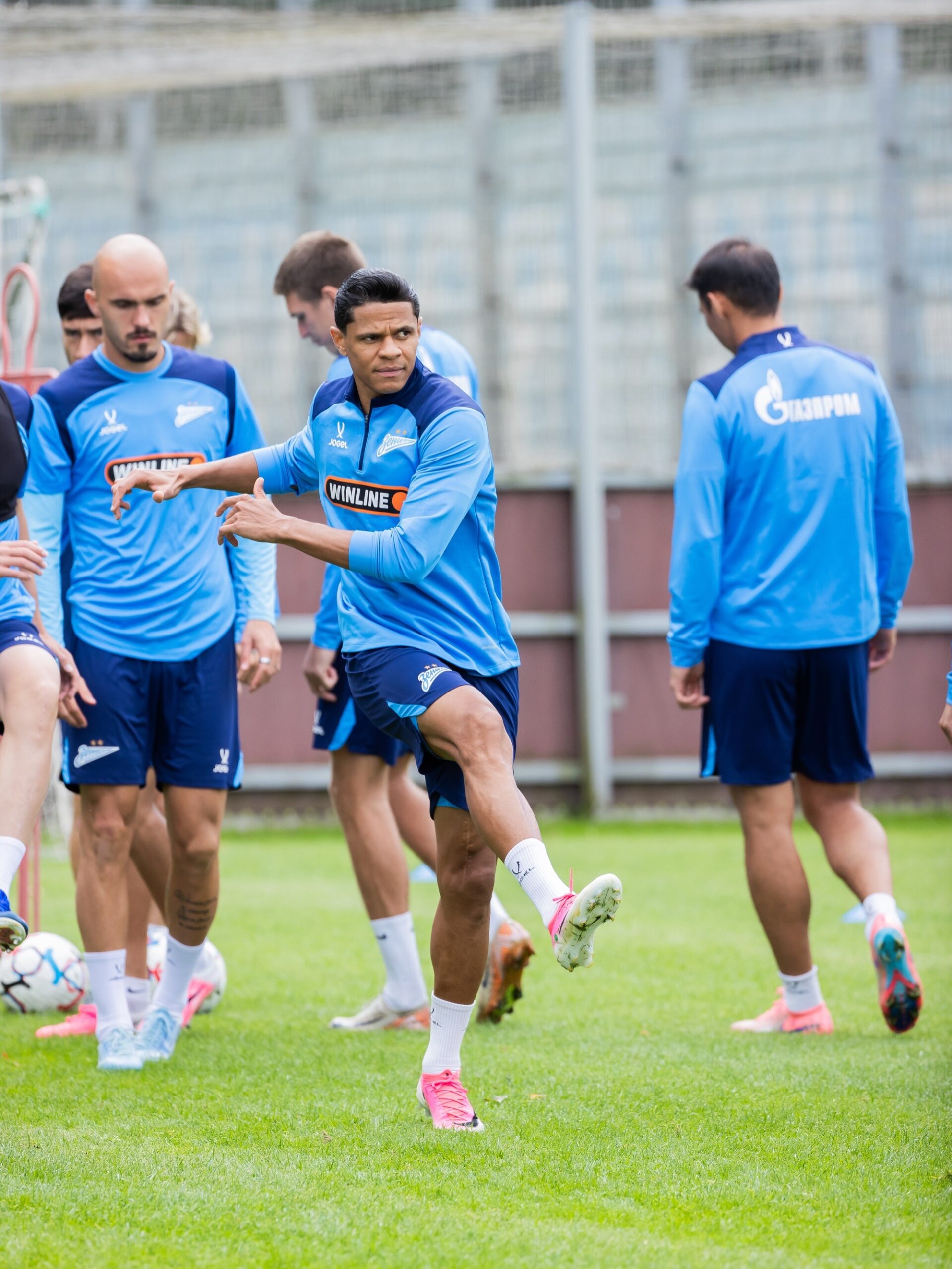 Douglas Santos se reapresenta ao Zenit e destaca experiência de Copa do Mundo