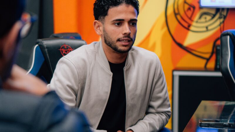 Ex-Grêmio revela ida ao vestiário rival para encontro com Benzema e conta histórias da Arábia