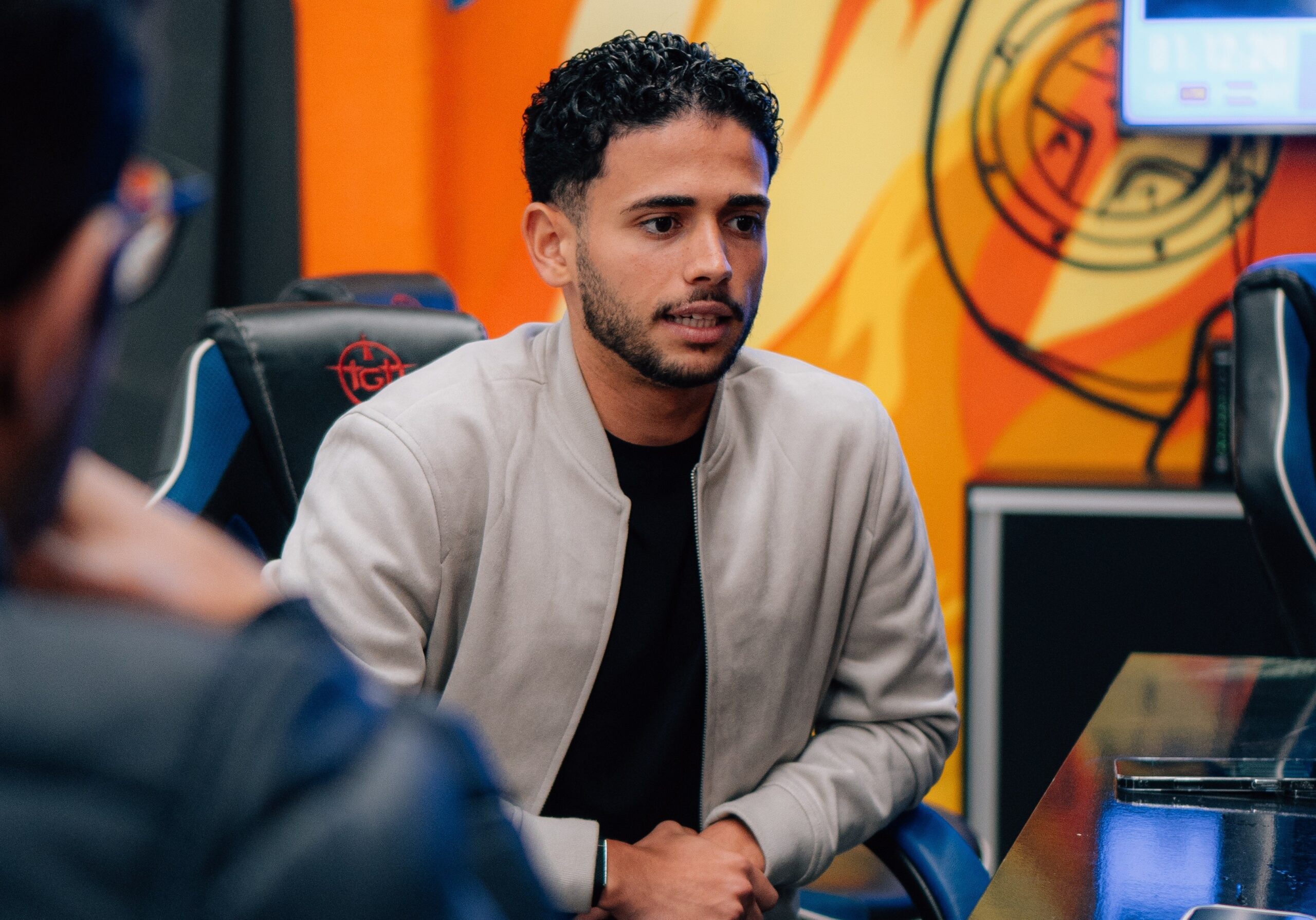 Ex-Grêmio revela ida ao vestiário rival para encontro com Benzema e conta histórias da Arábia