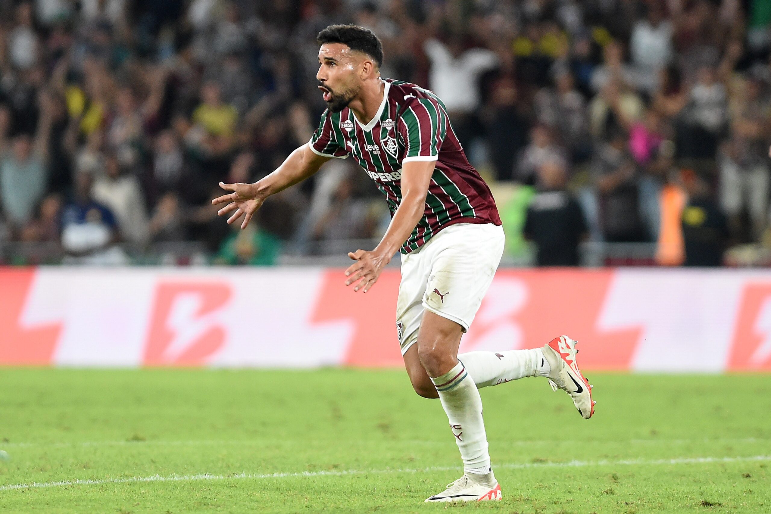 Ignácio aproveita brechas e volta a ser opção para atuar ao lado de Thiago Silva no Fluminense
