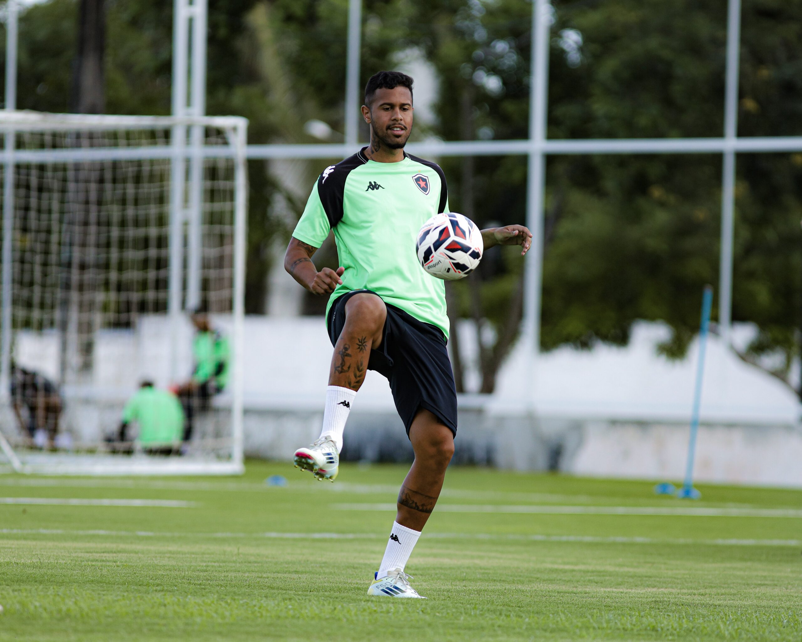 Ed Carlos e Lucas Sena treinam separados do elenco e podem deixar o Botafogo-PB