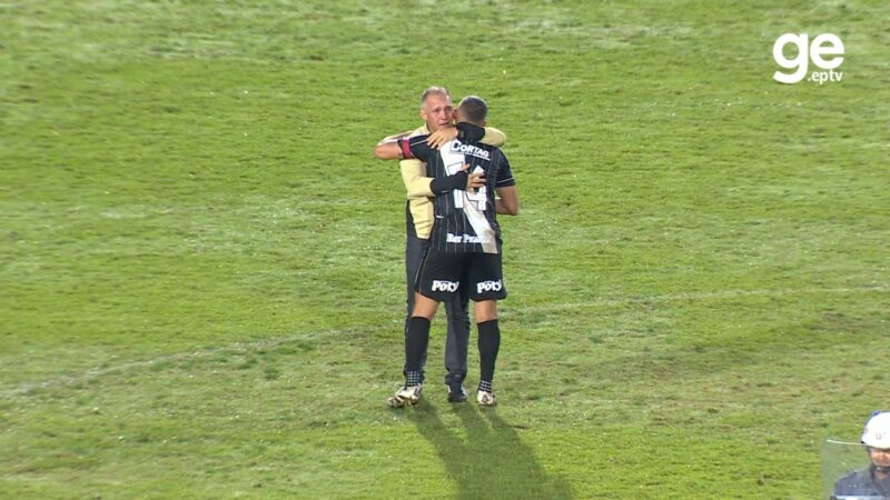 Técnico do Criciúma se emociona em abraço de apoio a jogador da Ponte; vídeo