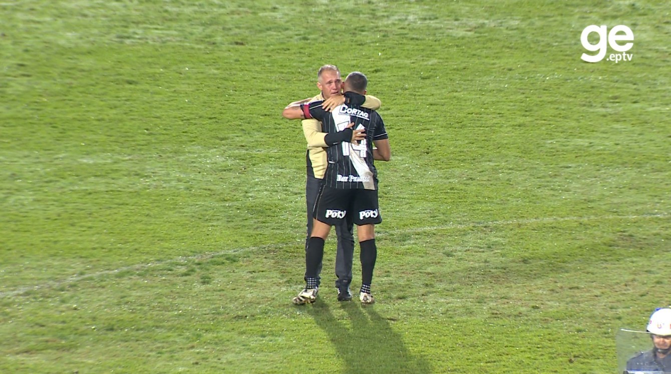 Técnico do Criciúma se emociona em abraço de apoio a jogador da Ponte; vídeo