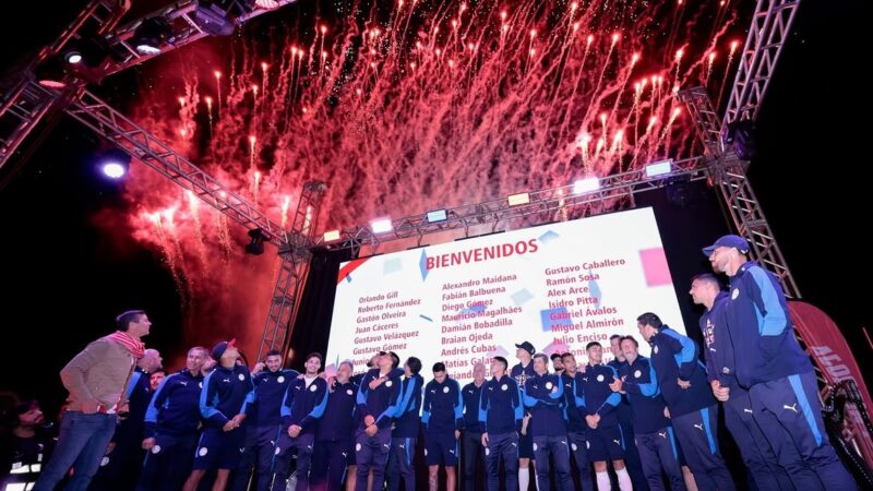 Torcedores fazem festa para receber a seleção do Paraguai após a Copa; veja vídeo