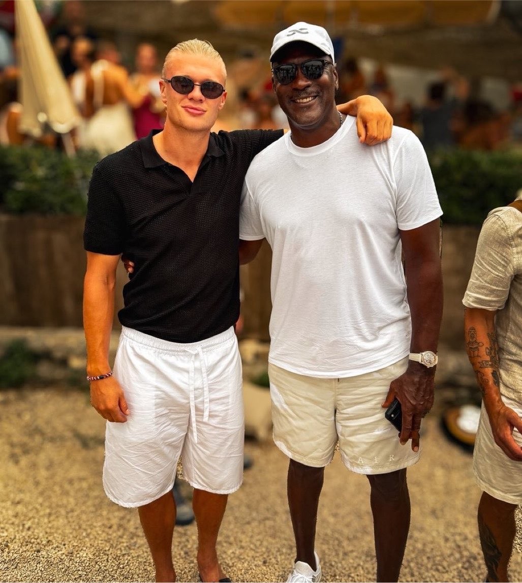 Michael Jordan e Haaland posam juntos e foto viraliza: “Dispensa legenda”