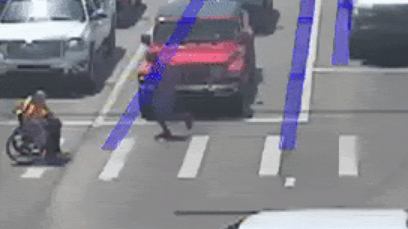 VÍDEO: ‘Homem-Aranha’ salva cadeirante e o ajuda a atravessar rua nos EUA