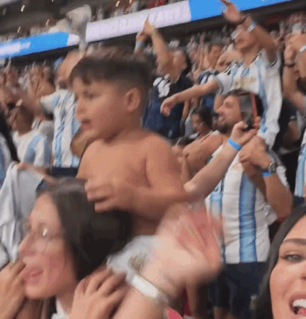 Filhos de Enzo Fernández roubam a cena no estádio após vitória da Argentina; assista