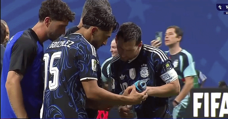 Messi e companheiros encontram “cola” para pênaltis em garrafa de goleiro da Inglaterra; veja