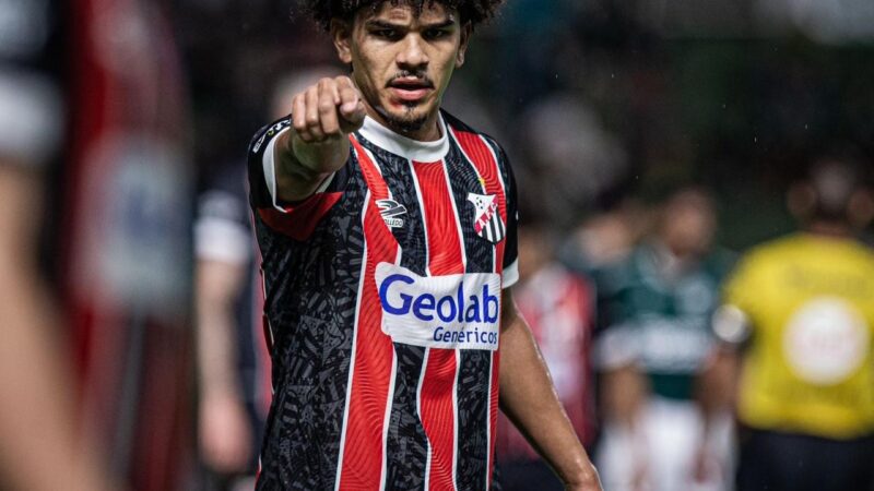 América-MG anuncia lateral-direito e assina contrato até 2027