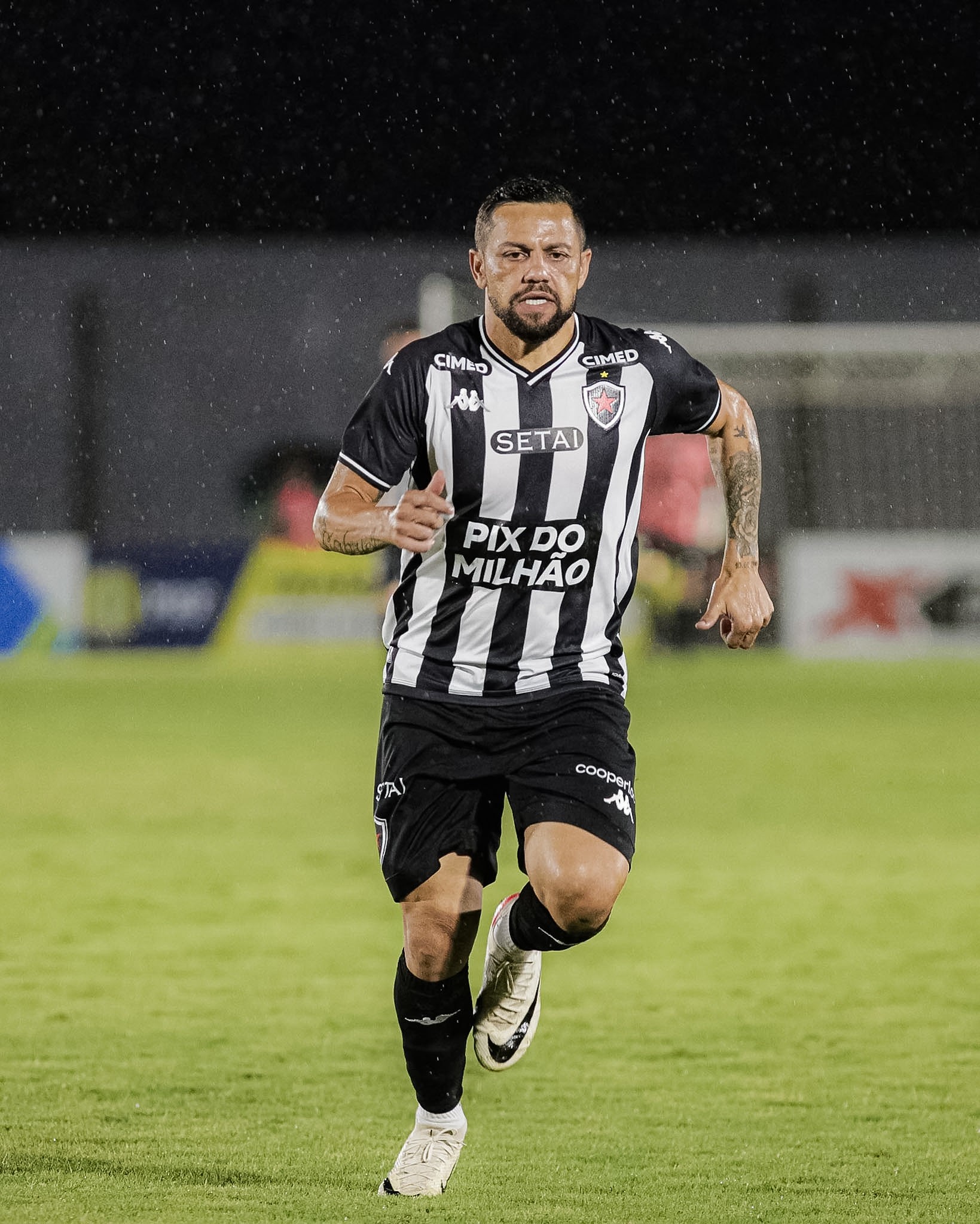 Botafogo-PB confirma saída do atacante Felipe Azevedo